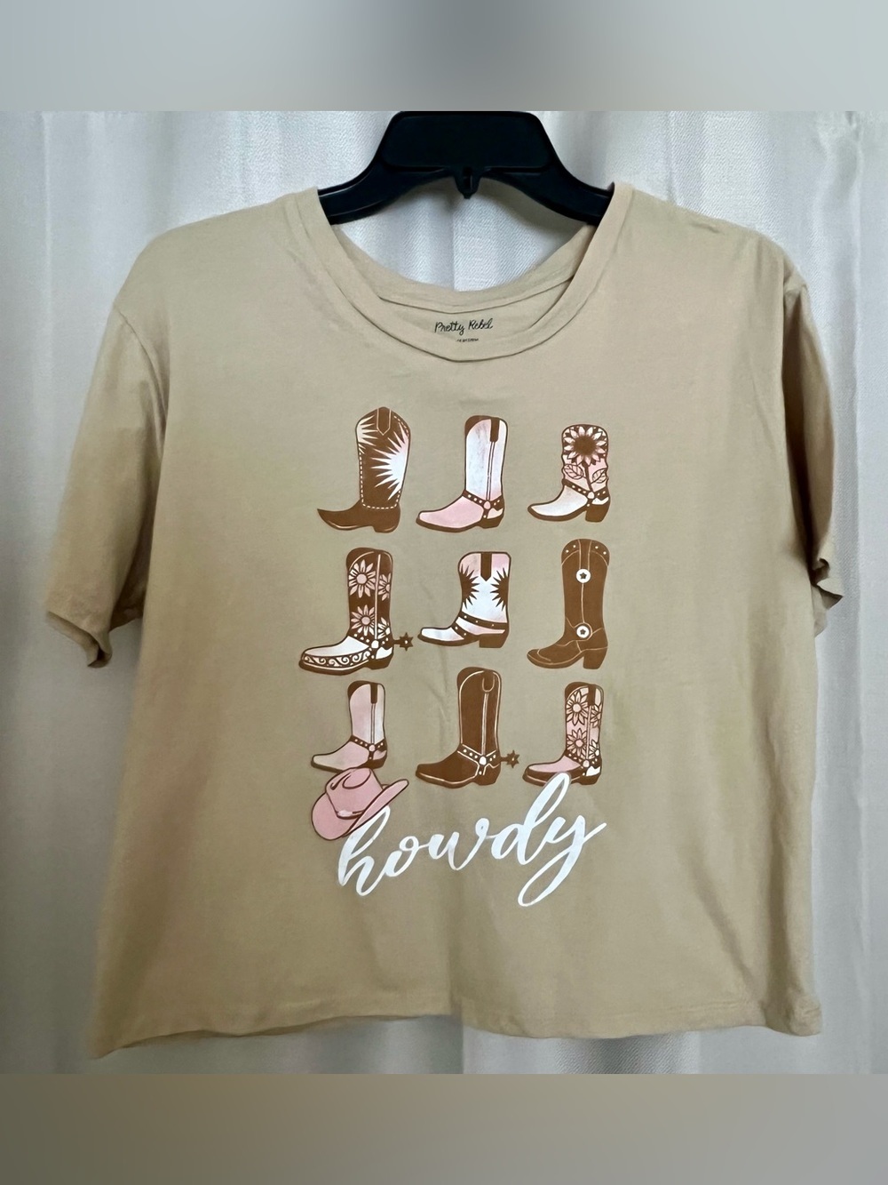 Pretty Rebel Women’s Large Howdy Cowboy Boots Graphic Western Tee Tan